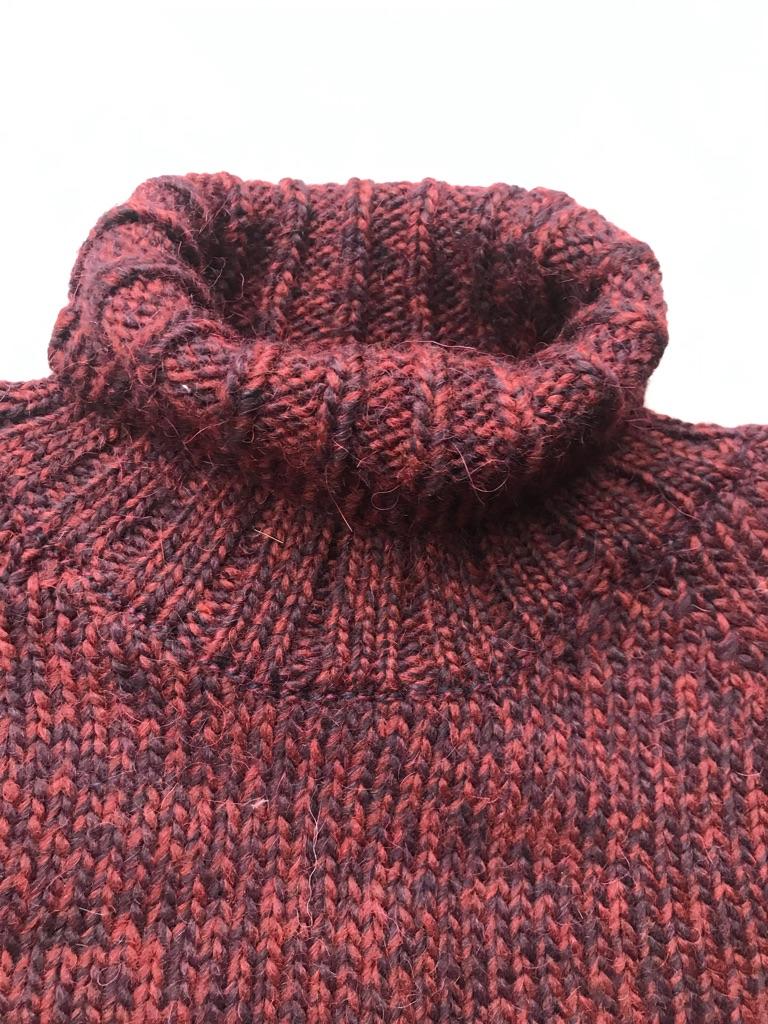 Jersey vino cuello alto